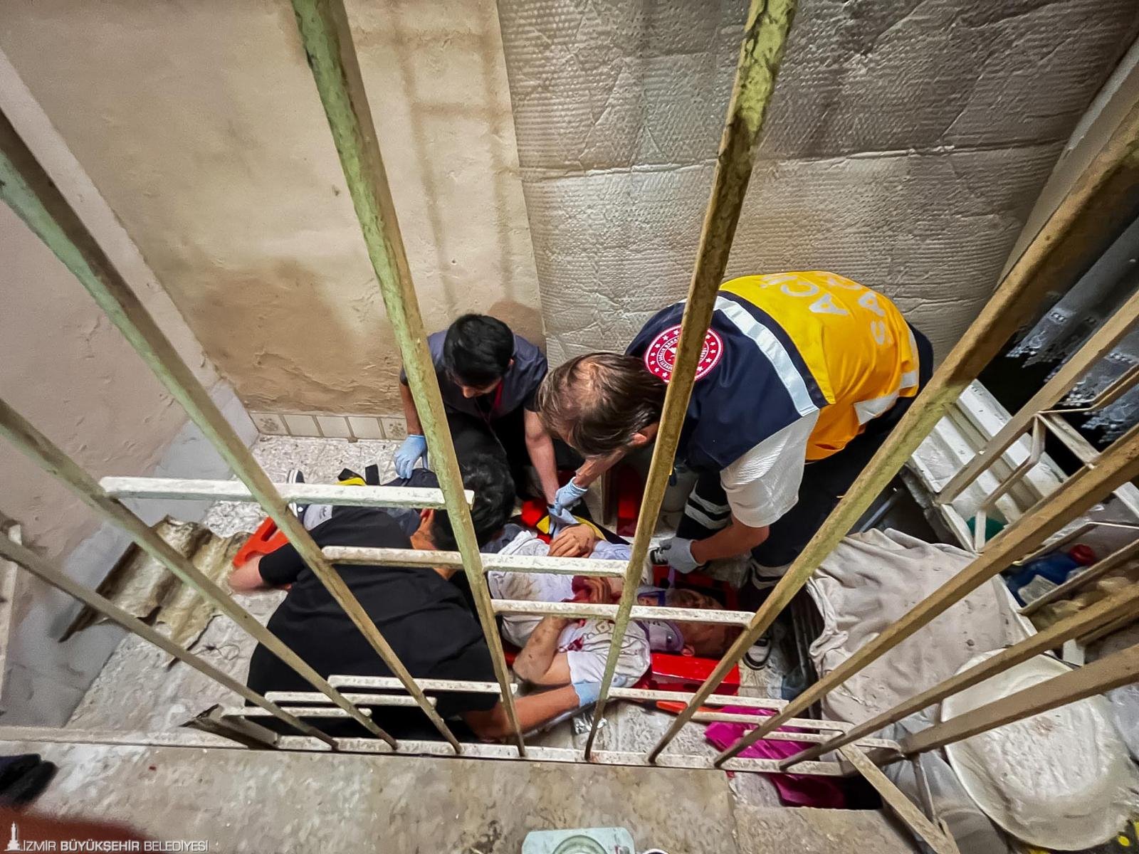 İzmir’in Buca ilçesinde bir binanın çatısından apartman boşluğuna düşen 40’lı