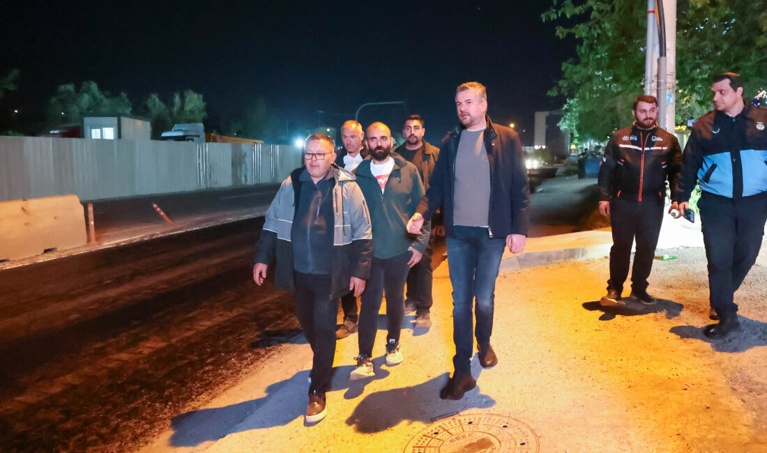 Buca Belediye Başkanı Görkem Duman, gece saatlerinde sürdürülen asfalt çalışmalarını