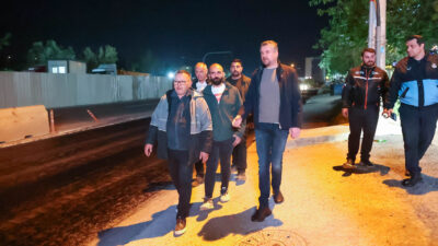 Buca Belediye Başkanı Görkem Duman, gece saatlerinde sürdürülen asfalt çalışmalarını