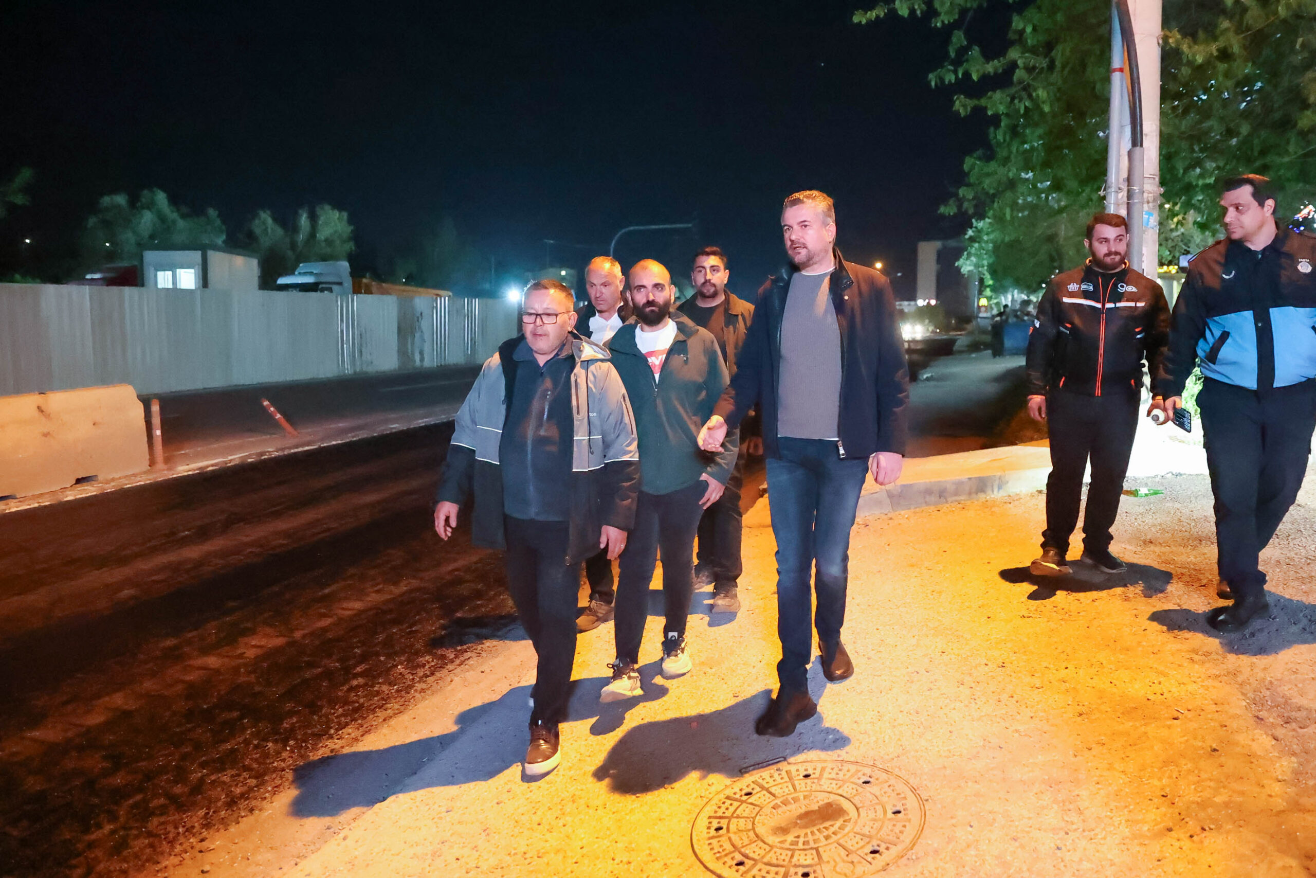 Buca Belediye Başkanı Görkem Duman, gece saatlerinde sürdürülen asfalt çalışmalarını