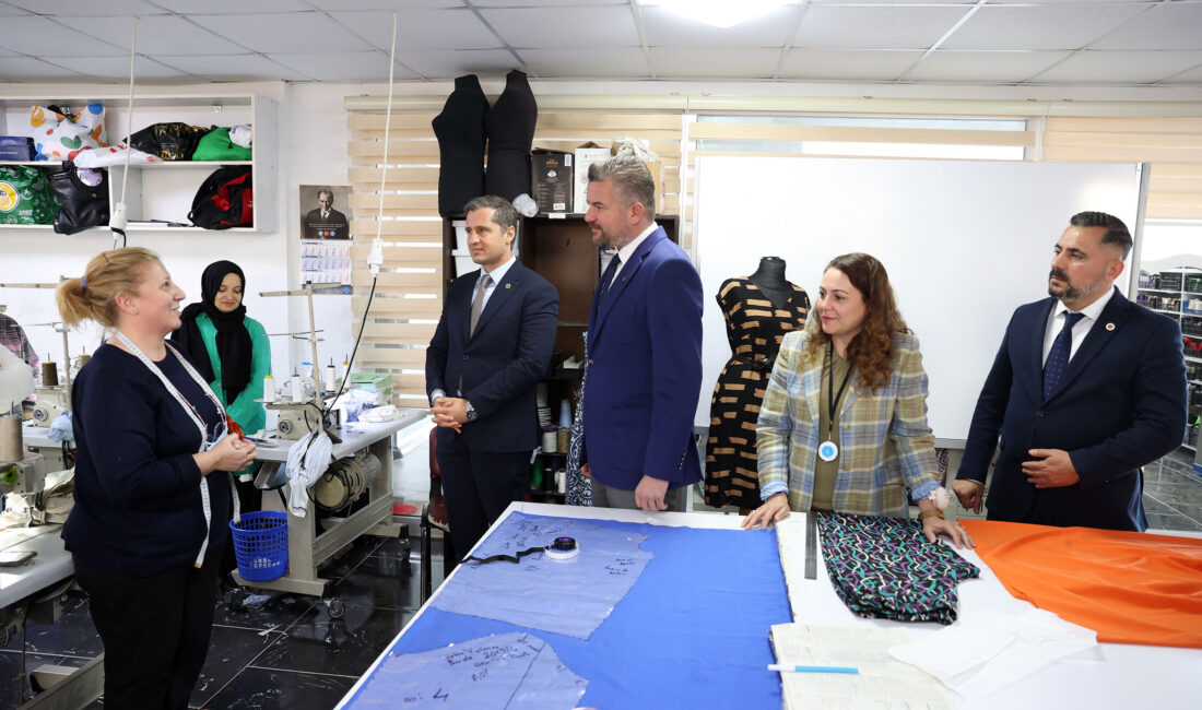 CHP’li Yücel’den ‘şafak operasyonu’ çıkışı: Türkiye artık bu yöntemlerden bıktı CHP İzmir Milletvekili Deniz Yücel, Buca Belediyesi'ne yönelik operasyonda yapılan