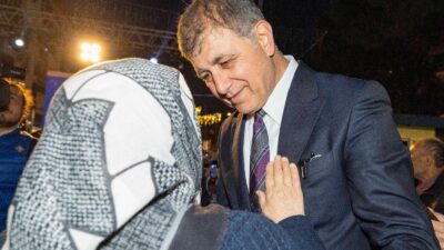 İzmir Büyükşehir Belediyesi’nin kira, market ve su faturası desteğinden yararlanan