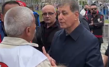 İzmir’de 1 Mayıs kutlamaları sırasında bazı DİSK üyeleri ve eski