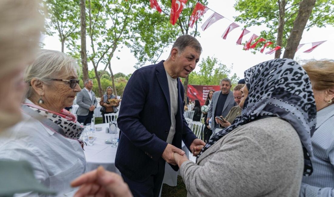 İzmir Büyükşehir Belediye Başkanı Cemil Tugay, Anneler Günü kapsamında şehit