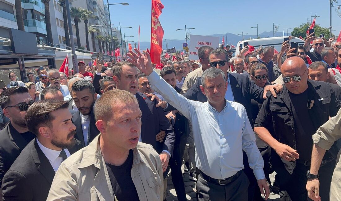 Özgür Özel’den Kılıçdaroğlu’na tarihi çağrı: 2 milyon üyenin önüne sandık koyun CHP Grup Başkanı Özgür Özel, "mutlak butlan" kararı sonrası İzmir’de