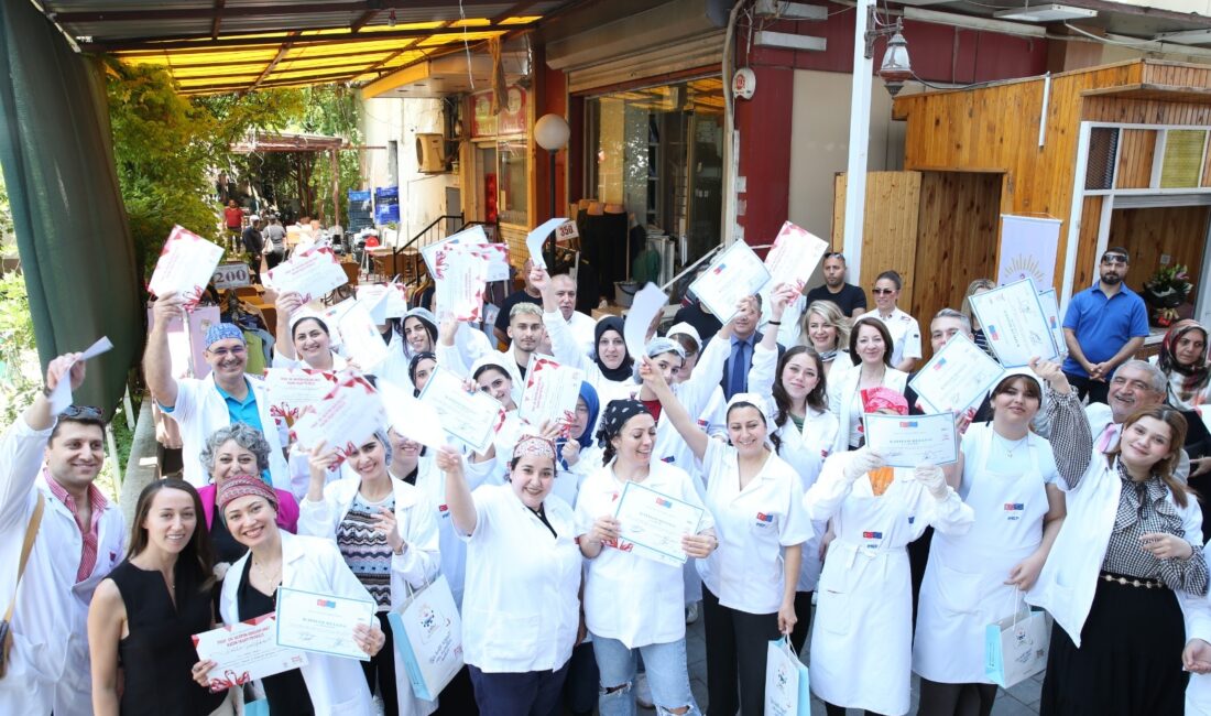 Çiğli’de istihdam garantili kursa yoğun ilgi: 32 kişi sertifika aldı Çiğli Belediyesi’nin istihdam garantili pastacılık ve ekmekçilik kursunu tamamlayan 32