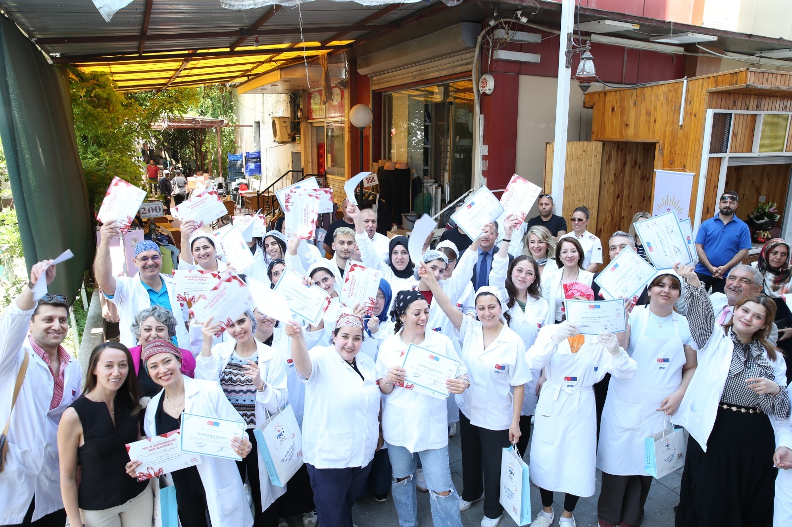 Çiğli Belediyesi’nin istihdam garantili pastacılık ve ekmekçilik kursunu tamamlayan 32