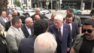 İYİ Parti Genel Başkanı Müsavat Dervişoğlu, İzmir Kemeraltı Çarşısı’nı ziyaret