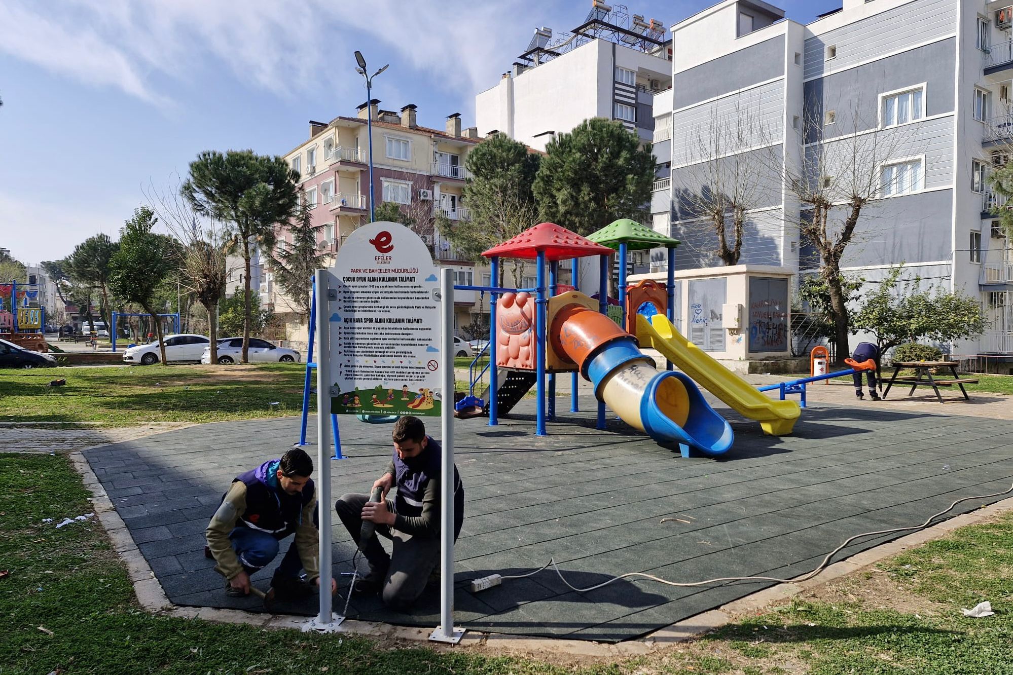 Efeler Belediyesi, iki mahalledeki parkları yenileyerek oyun alanlarından peyzaja kadar