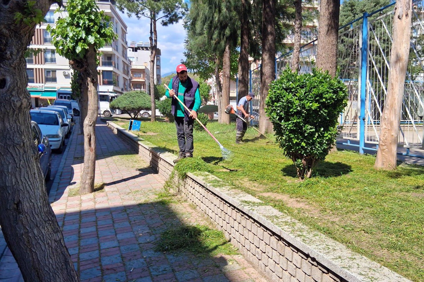 Efeler Belediyesi’nin birçok mahallede eş zamanlı yürüttüğü bakım ve düzenleme