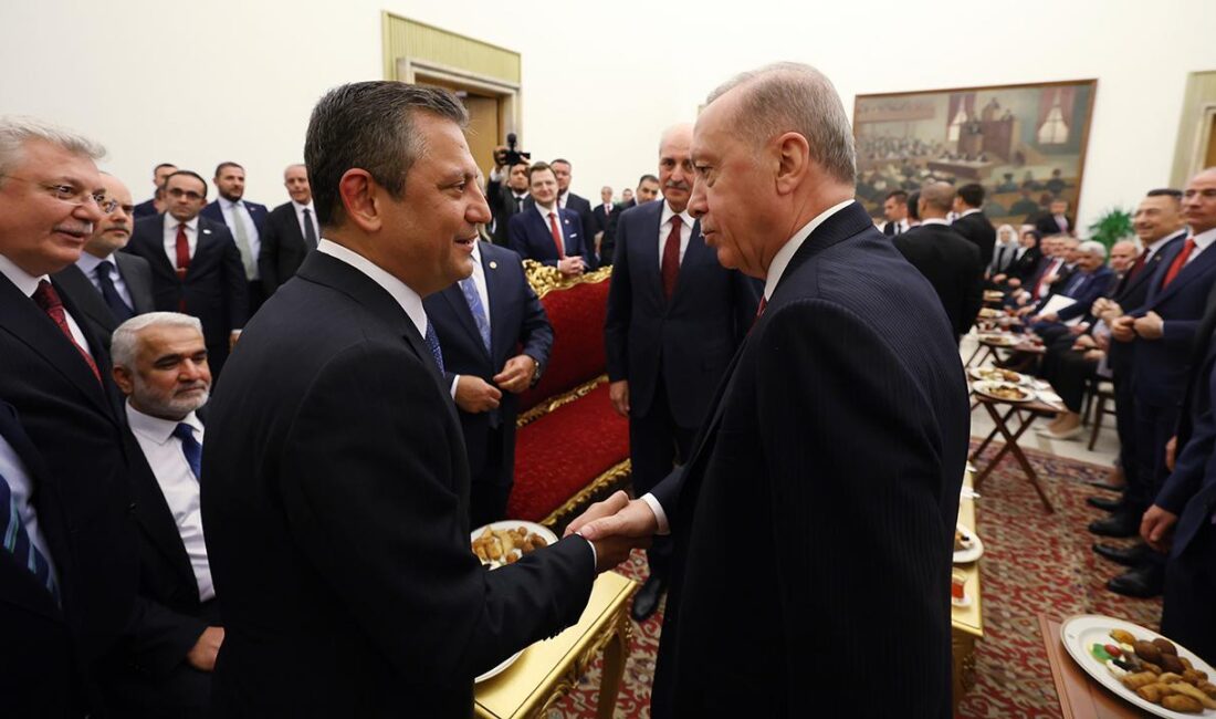 Cumhurbaşkanı Recep Tayyip Erdoğan ile CHP Genel Başkanı Özgür Özel,