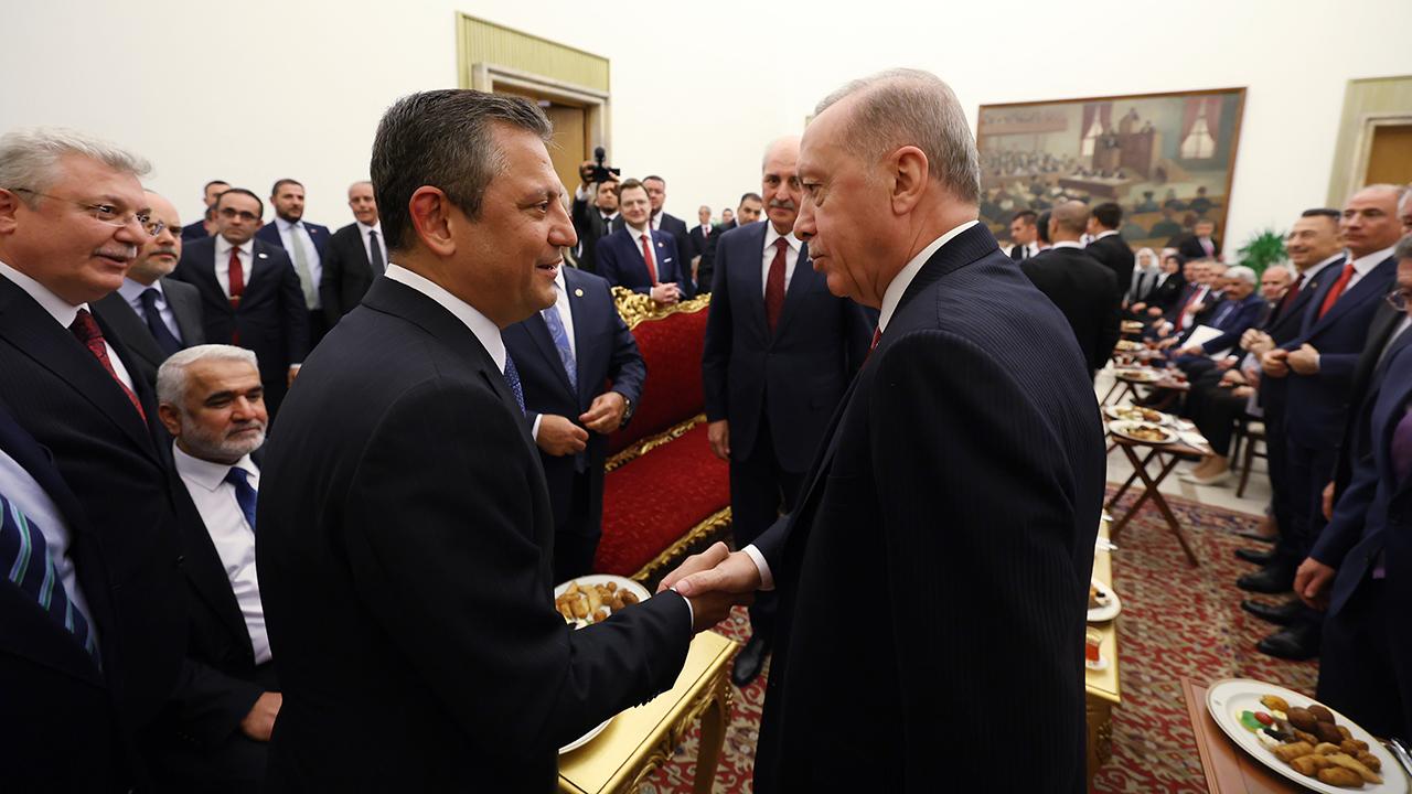 Cumhurbaşkanı Recep Tayyip Erdoğan ile CHP Genel Başkanı Özgür Özel,