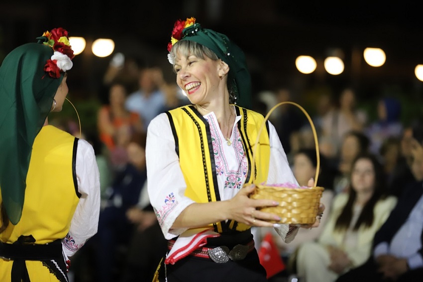Menderes Belediyesi’nin düzenlediği Uluslararası Mandalina Çiçeği Festivali’nde 4 ülkeden halk