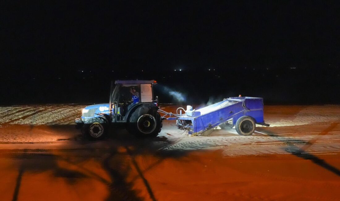 Didim Belediyesi, yaz sezonu öncesinde Altınkum Sahili’nde gece saatlerinde kum