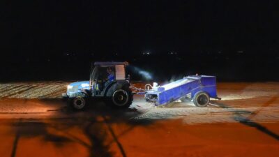 Didim Belediyesi, yaz sezonu öncesinde Altınkum Sahili’nde gece saatlerinde kum