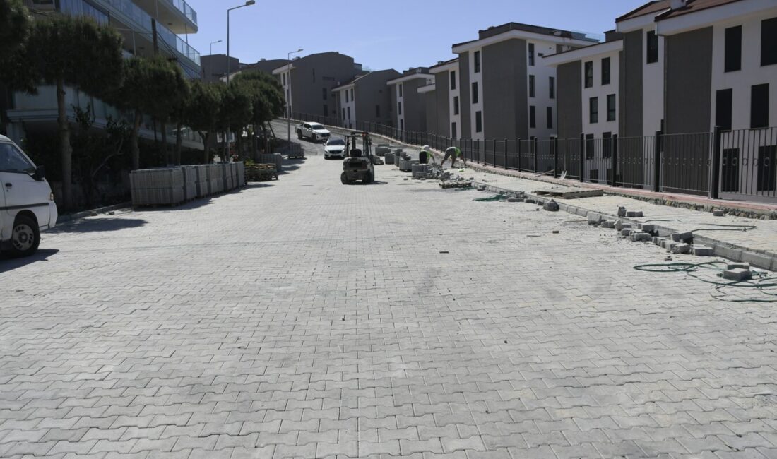 Kuşadası’nda yol çalışmaları hız kesmedi: Değirmendere’de sona yaklaşıldı Kuşadası Belediyesi’nin Değirmendere Mahallesi’nde yürüttüğü 10 bin metrekarelik yol çalışmasında