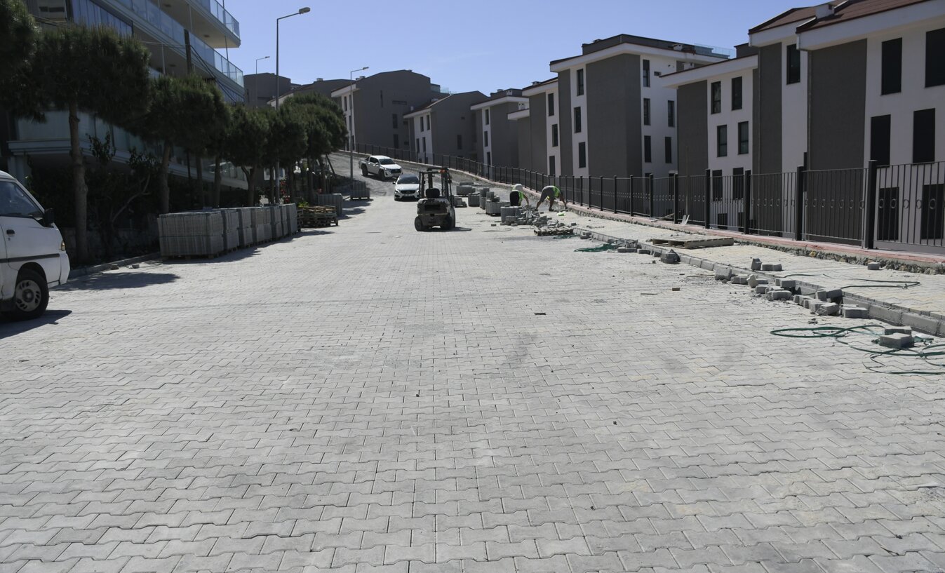 Kuşadası Belediyesi’nin Değirmendere Mahallesi’nde yürüttüğü 10 bin metrekarelik yol çalışmasında