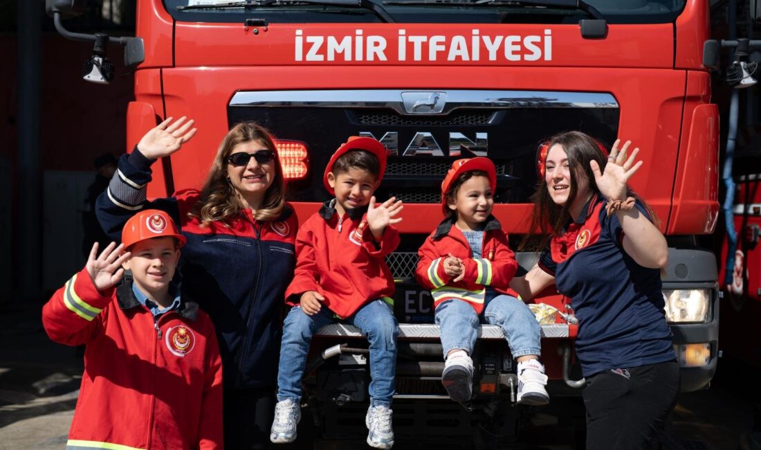 İzmir Büyükşehir Belediyesi’nde görev yapan kadın itfaiyeciler, zorlu meslekleri ile
