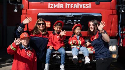 İzmir Büyükşehir Belediyesi’nde görev yapan kadın itfaiyeciler, zorlu meslekleri ile