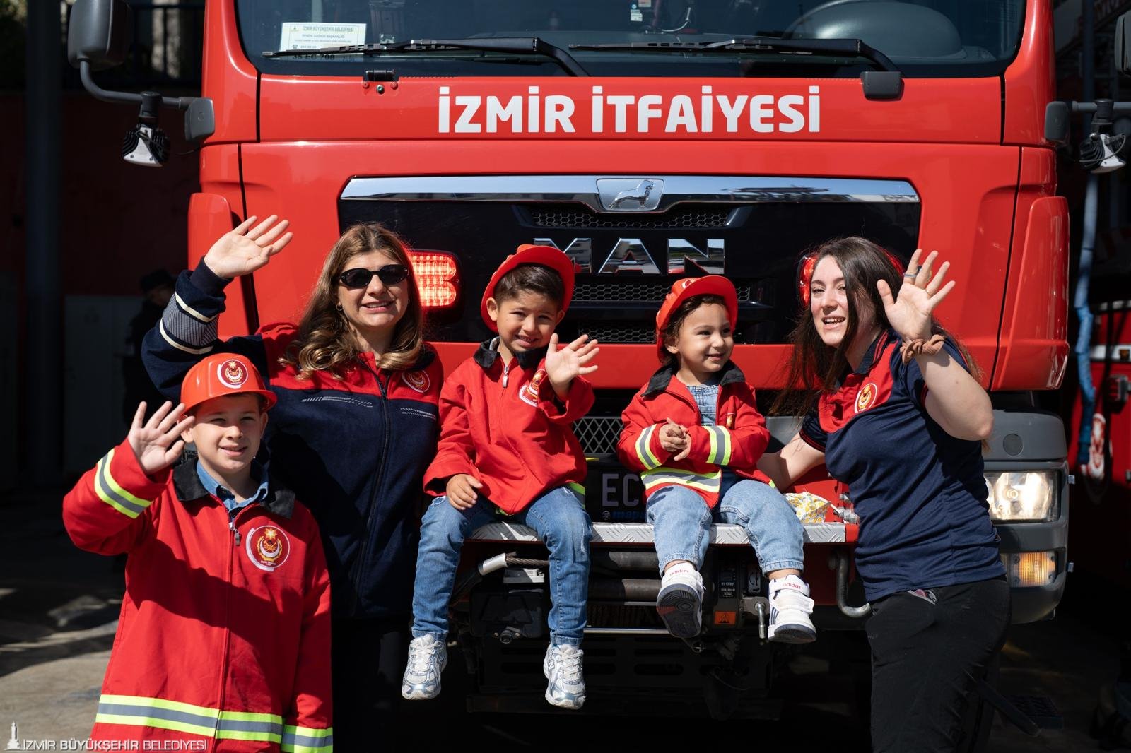 İzmir Büyükşehir Belediyesi’nde görev yapan kadın itfaiyeciler, zorlu meslekleri ile