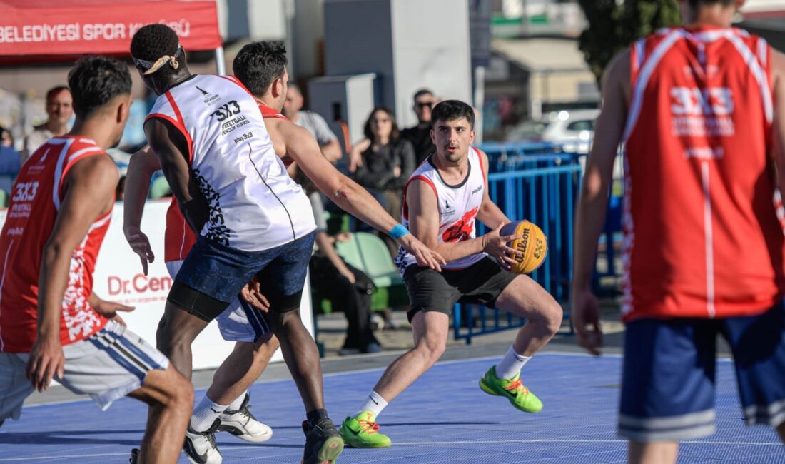 İzmir Büyükşehir Belediyesi’nin Gündoğdu Meydanı’nda düzenlediği 3X3 Basketbol Gençlik Kupası’nda