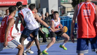 İzmir Büyükşehir Belediyesi’nin Gündoğdu Meydanı’nda düzenlediği 3X3 Basketbol Gençlik Kupası’nda
