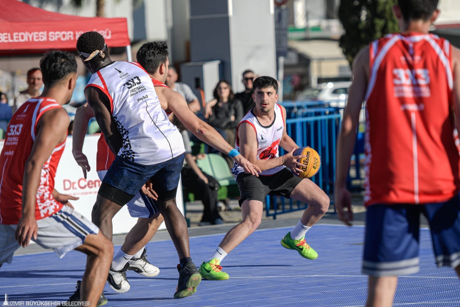 İzmir Büyükşehir Belediyesi’nin Gündoğdu Meydanı’nda düzenlediği 3X3 Basketbol Gençlik Kupası’nda
