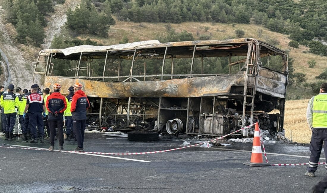 İzmir-Antalya seferini yapan 37 yolcu ve 3 görevliyi taşıyan otobüs,