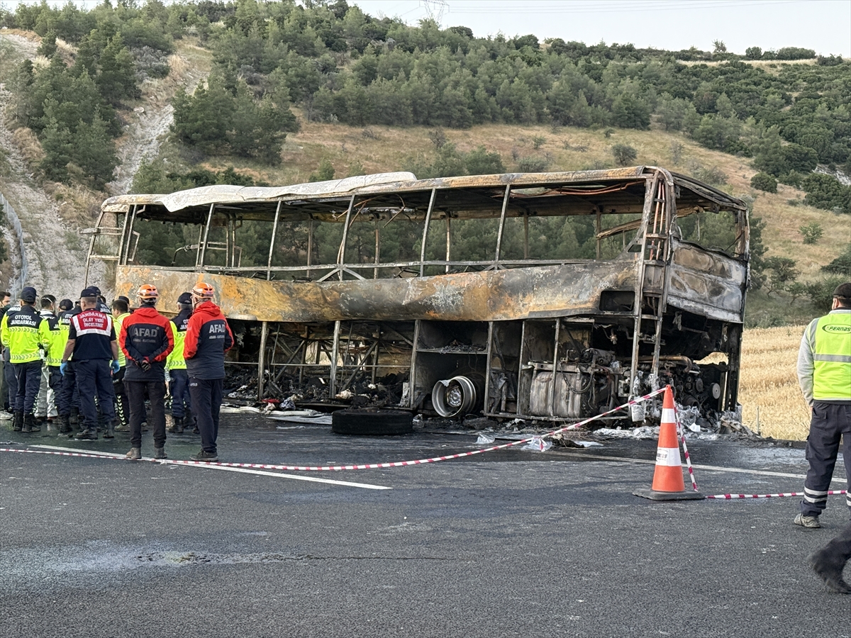 İzmir-Antalya seferini yapan 37 yolcu ve 3 görevliyi taşıyan otobüs,