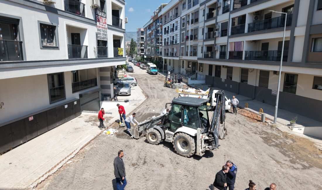 Karşıyaka Belediyesi’nin ilçe genelinde yürüttüğü asfalt yama, parke ve yol