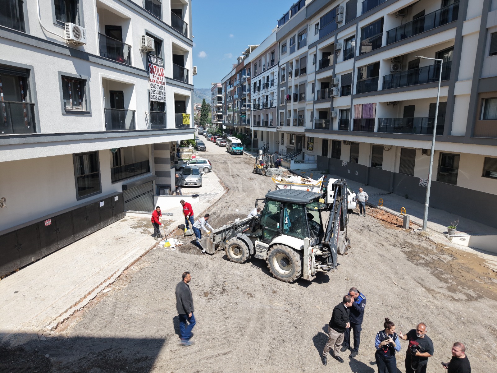 Karşıyaka Belediyesi’nin ilçe genelinde yürüttüğü asfalt yama, parke ve yol