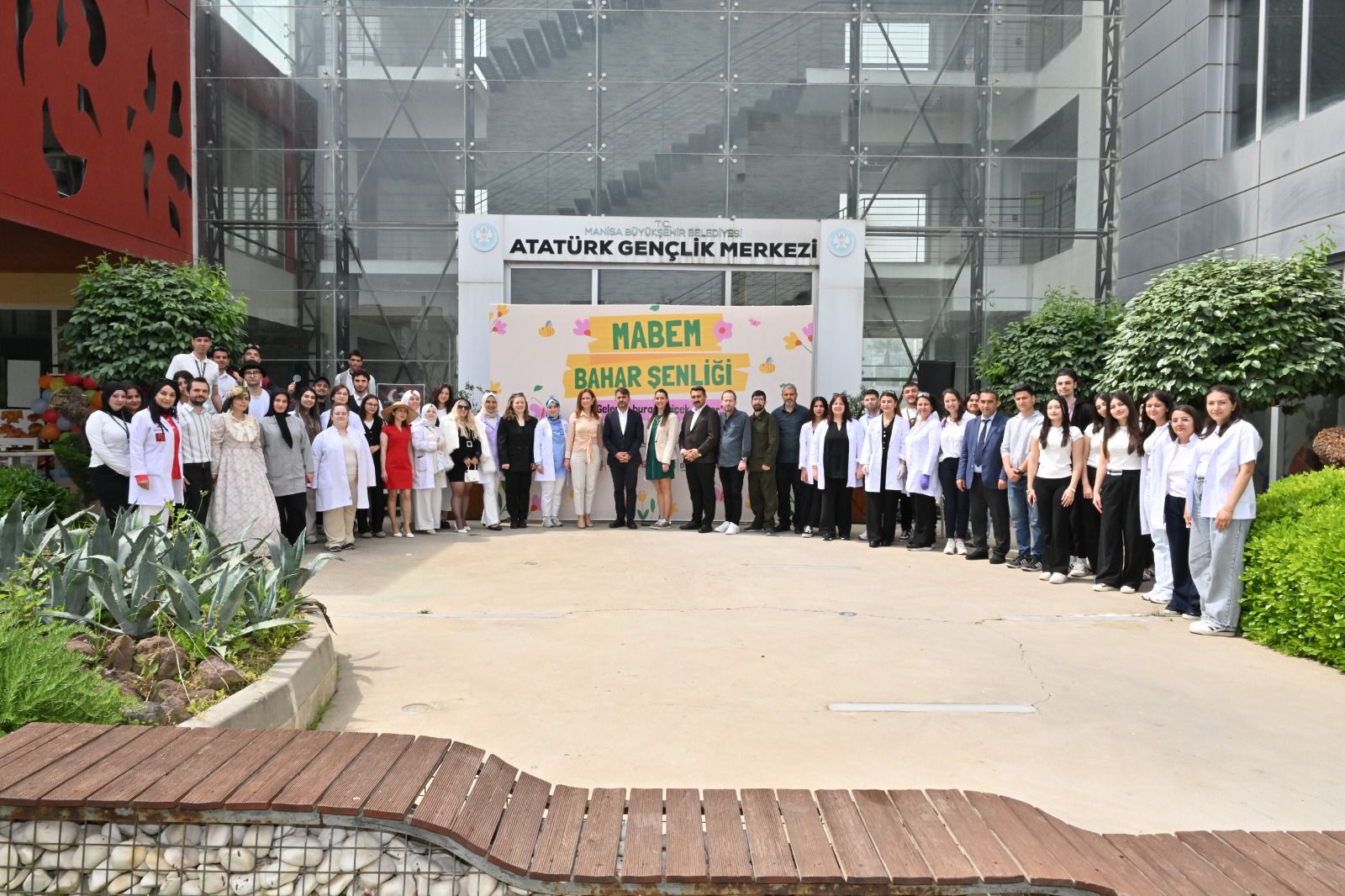 Manisa Büyükşehir Belediyesi tarafından “Gelecek Çiçek Açıyor” sloganıyla düzenlenen Bahar
