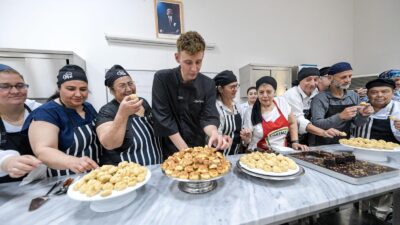 İzmir Çeşme’de restoranı bulunan ve sosyal medya platformlarında tariflerini paylaşan