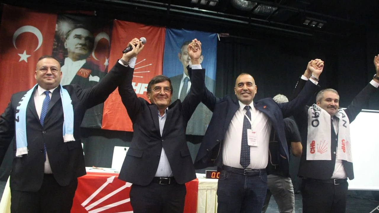 CHP Konak İlçe Başkanı Serkan Kalmaz, kongrede “iş vaadi” yapıldığı