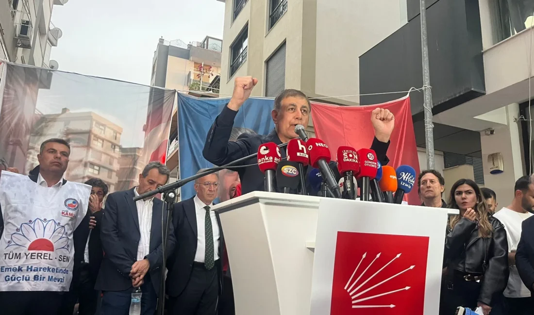 CHP’nin çağrısına İzmir’de yoğun katılım! Başkan Tugay’dan sert çıkış: Biz onları yoldaş sanmıştık! CHP İzmir İl Başkanlığı önünde toplanan partililere seslenen Cemil Tugay