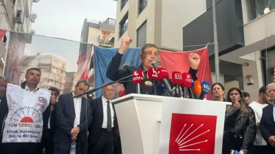 CHP İzmir İl Başkanlığı önünde toplanan partililere seslenen Cemil Tugay