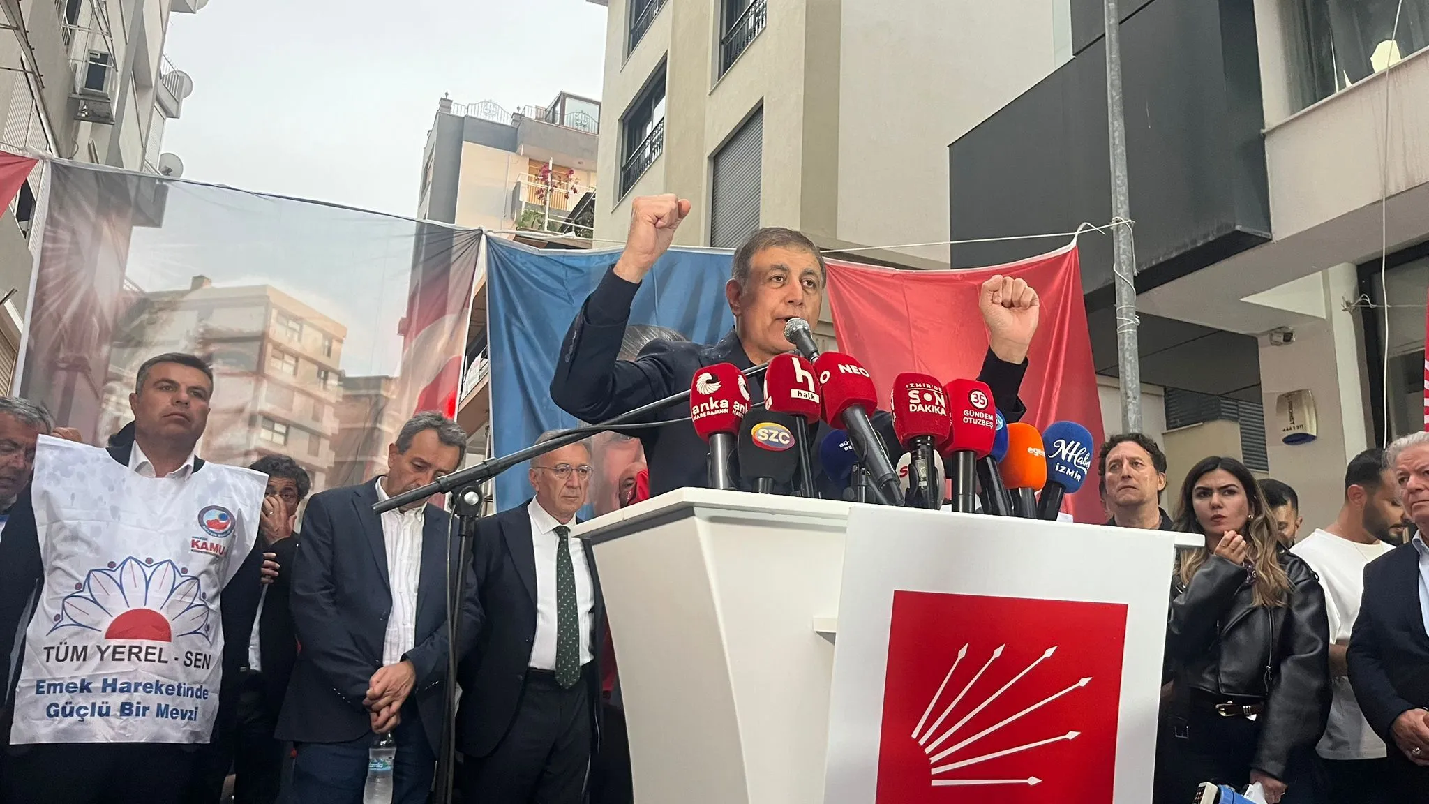 CHP İzmir İl Başkanlığı önünde toplanan partililere seslenen Cemil Tugay