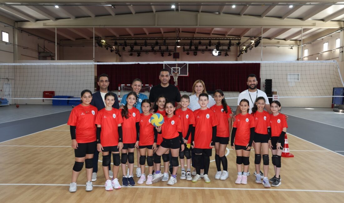 Çiğli’de spor yatırımı: Atatürk Spor Salonu yeni yüzüne kavuştu Çiğli Belediyesi, Atatürk Kapalı Spor Salonu’nda başlattığı zemin yenileme çalışmalarını