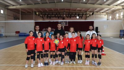 Çiğli Belediyesi, Atatürk Kapalı Spor Salonu’nda başlattığı zemin yenileme çalışmalarını