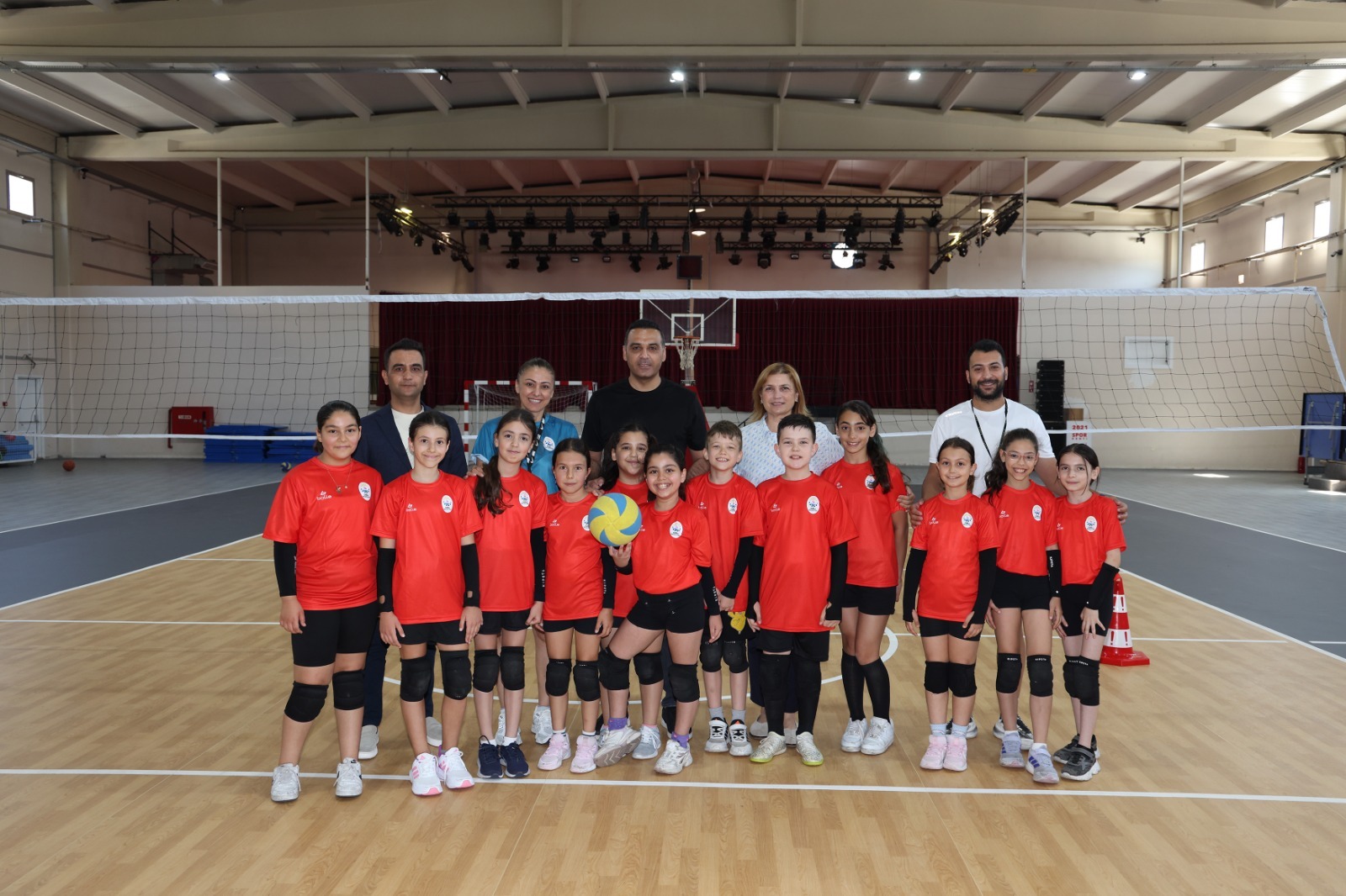 Çiğli Belediyesi, Atatürk Kapalı Spor Salonu’nda başlattığı zemin yenileme çalışmalarını