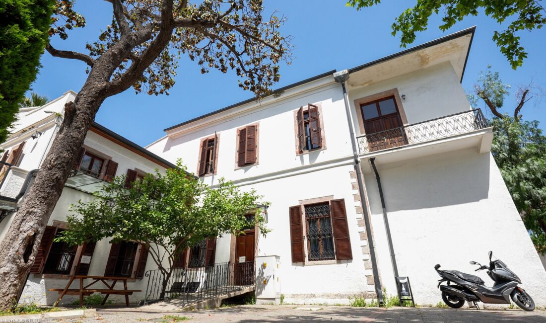 Kent Kütüphanesi’ne modern dokunuş: Tarihi yapı yenilendi İzmir Büyükşehir Belediyesi, kentin tarihi yapılarından Kent Kütüphanesi’nde bakım ve