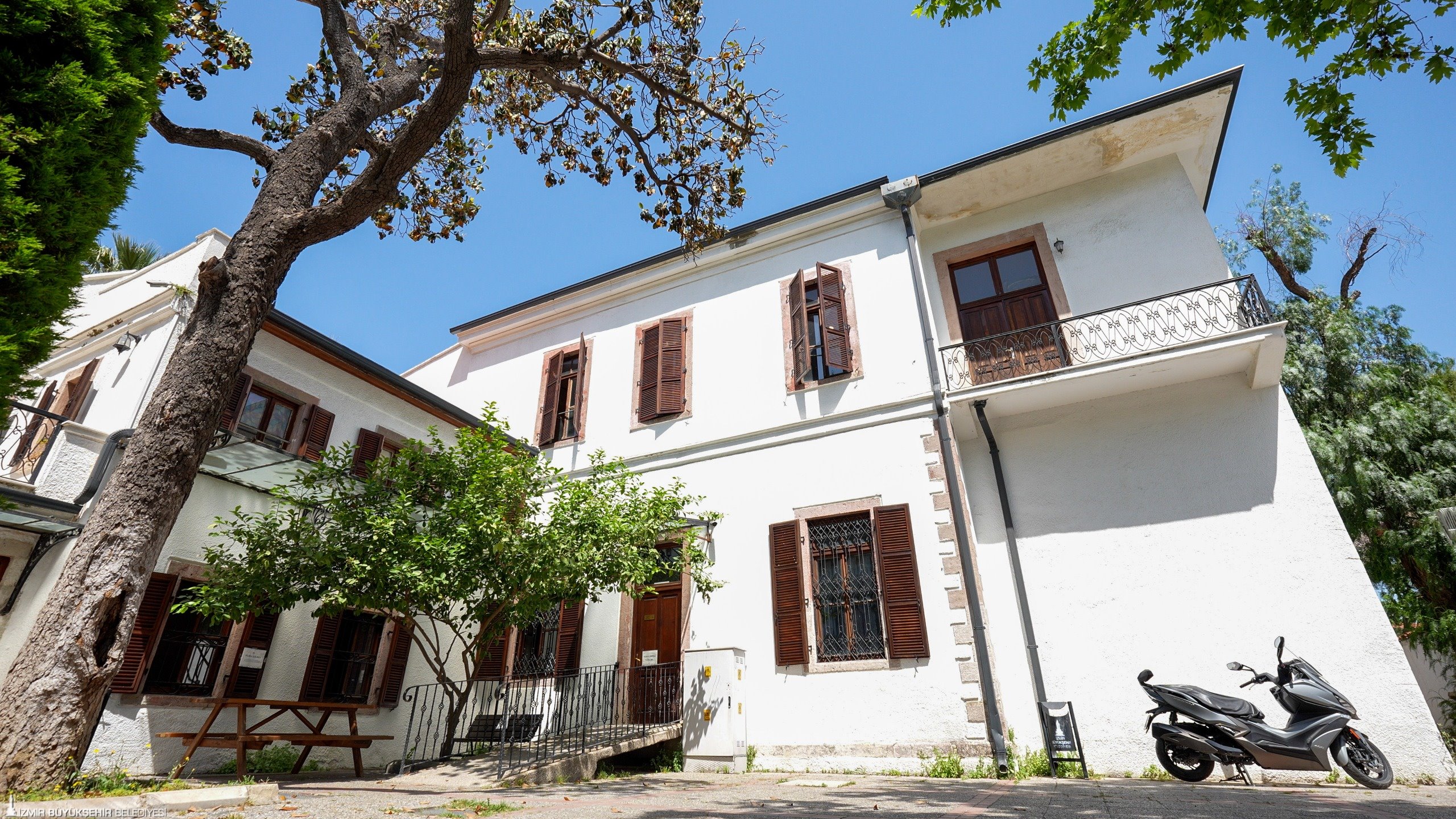 İzmir Büyükşehir Belediyesi, kentin tarihi yapılarından Kent Kütüphanesi’nde bakım ve