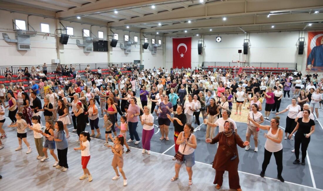 Çiğli Belediyesi’nin düzenlediği Aerobik ve Dans Gecesi, Atatürk Kapalı Spor