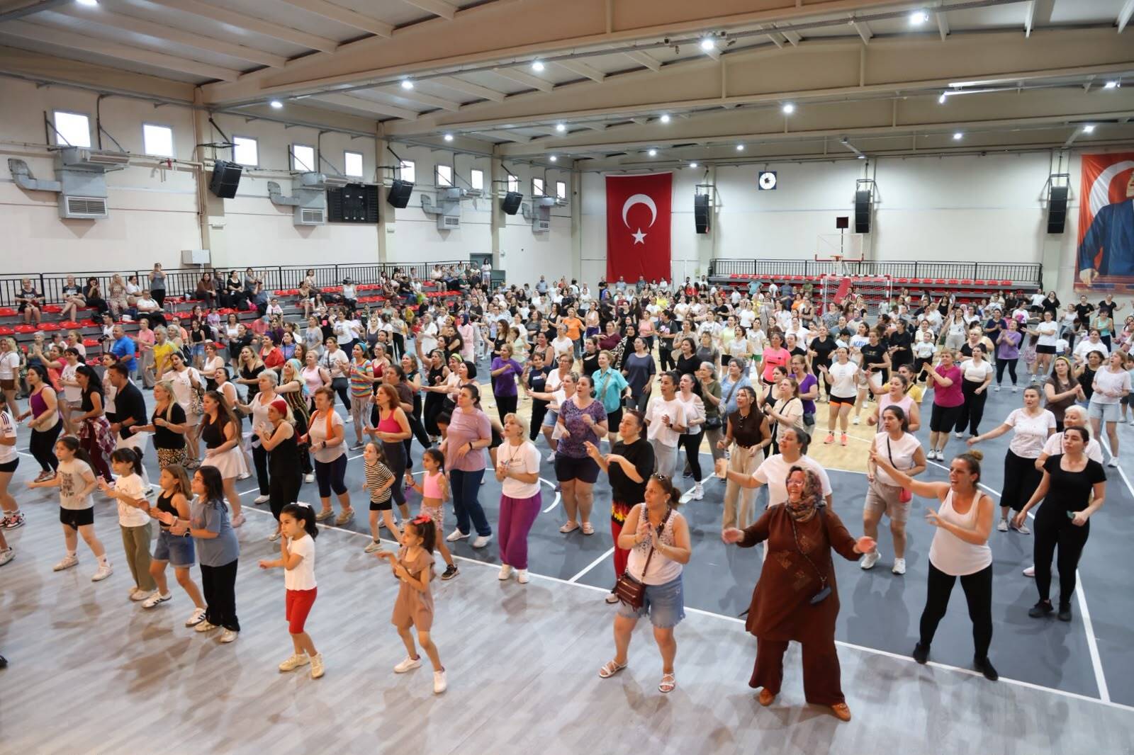 Çiğli Belediyesi’nin düzenlediği Aerobik ve Dans Gecesi, Atatürk Kapalı Spor