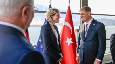 İzmir’de düzenlenen resepsiyonda konuşan Başkan Cemil Tugay, Almanya ile ilişkilerin