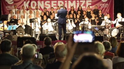 Efeler Belediyesi'nin Pınarbaşı Mesire Alanı'nda düzenlediği yaz konserleri binlerce sanatseveri