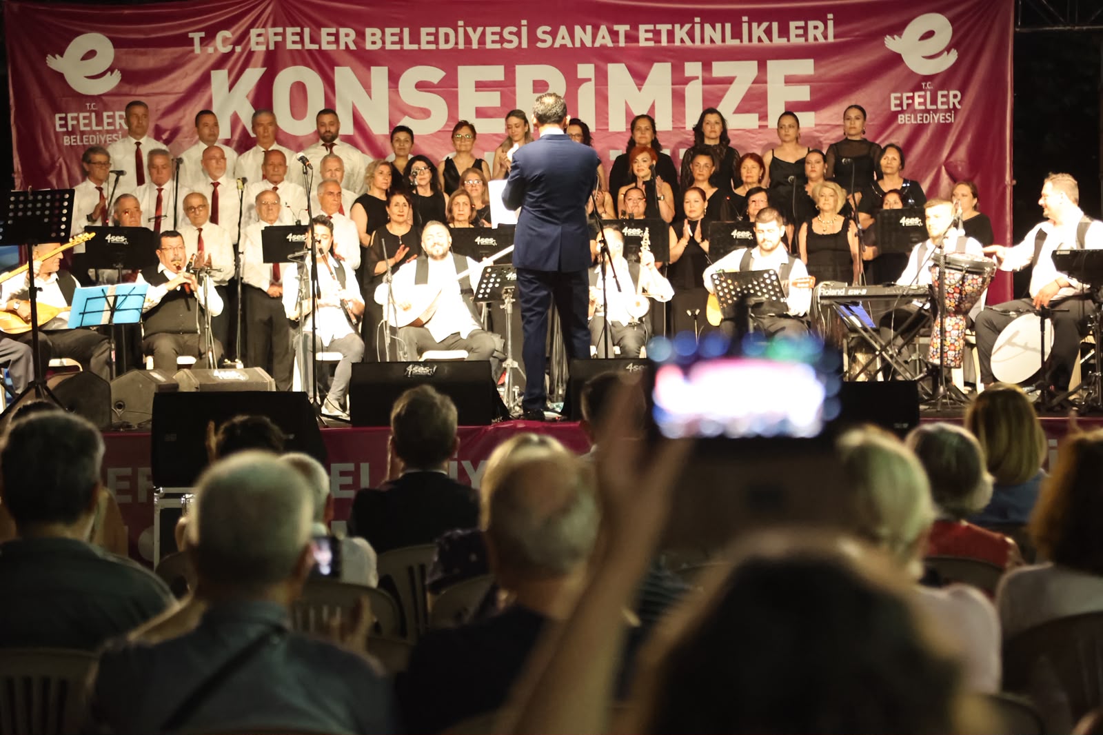 Efeler Belediyesi'nin Pınarbaşı Mesire Alanı'nda düzenlediği yaz konserleri binlerce sanatseveri