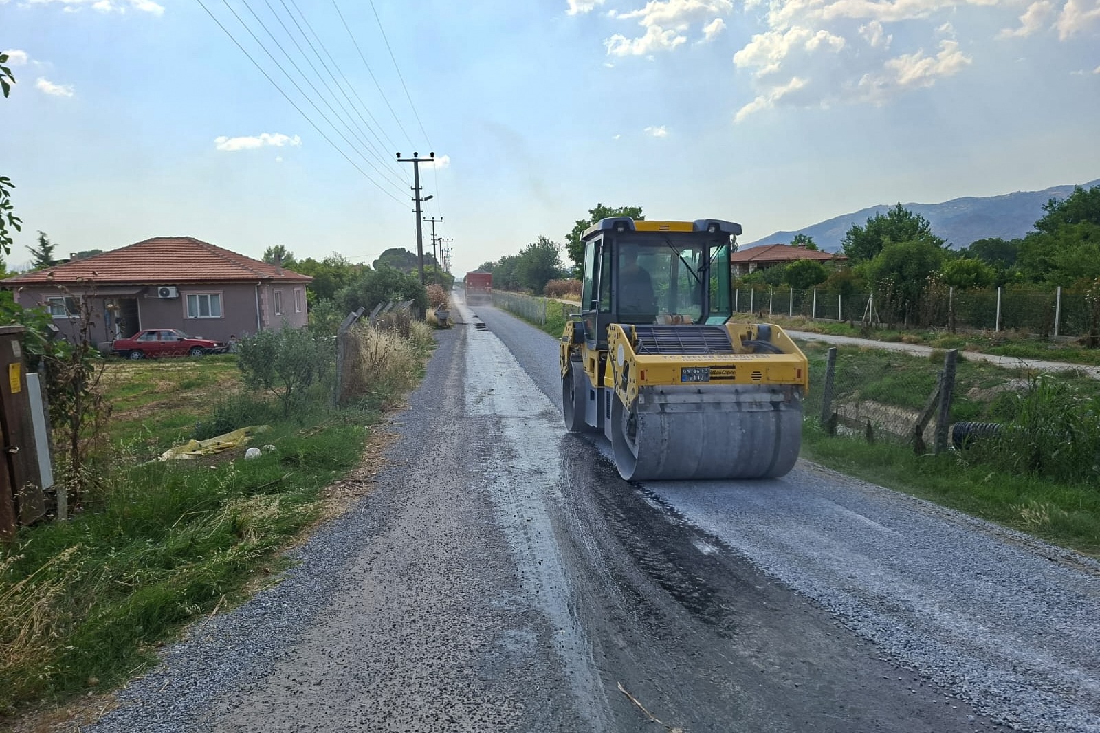 Efeler Belediyesi, kent genelinde ulaşım altyapısını güçlendirmek amacıyla yol yenileme