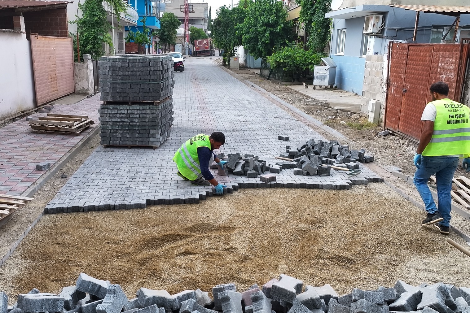 Efeler Belediyesi, ulaşım konforunu artırmak amacıyla sürdürdüğü üst yapı çalışmaları