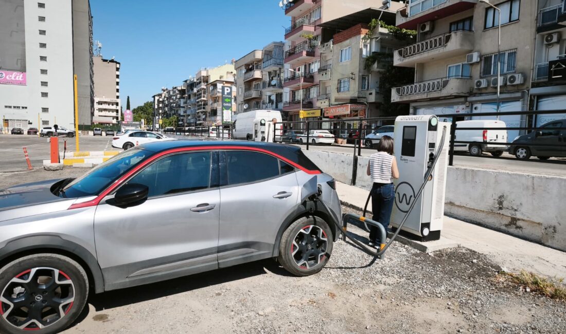 Efeler Belediyesi, kentte uzun yıllardır yaşanan otopark sorununa çözüm üretirken,
